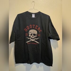 Hooters tee
